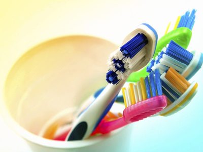Cinco usos que le puedes dar a un cepillo de dientes viejo