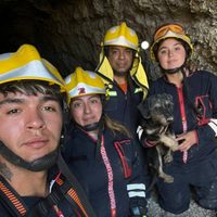 Bomberos de Buta Ranquil rescataron a Poroto, un perrito que había quedado atrapado en una mina