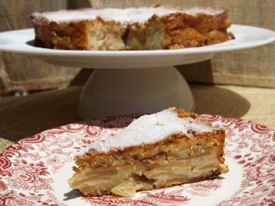 Sin amasar y apta para principiantes en la cocina: torta haragana de manzana, ideal para el mate