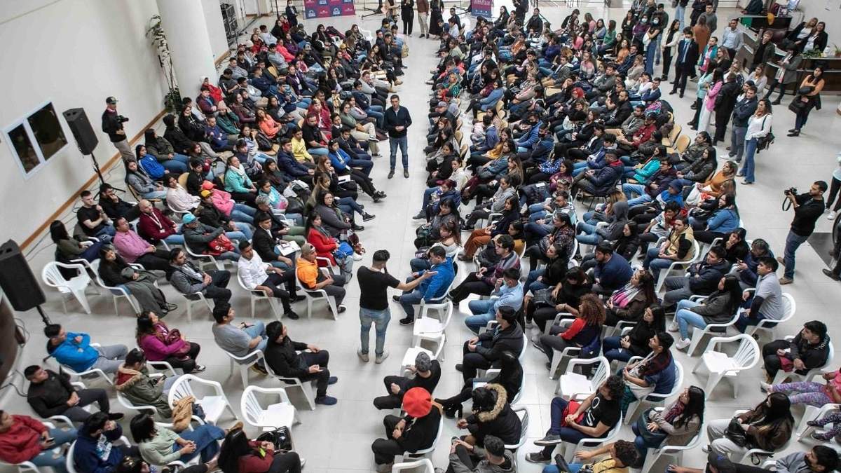 Marcos Koopmann junto a jóvenes de 47 municipios. Fuente (legislaturaneuquen.gob.ar)