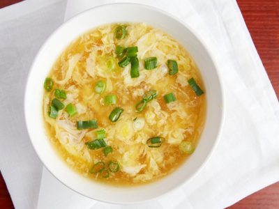 El día lo pide a gritos: la receta de sopa de huevo que se va a convertir en tu favorita para el invierno
