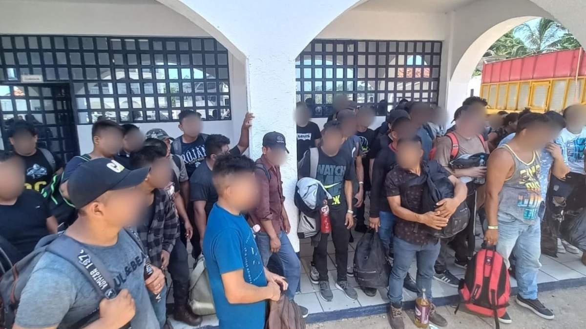 Migrantes rescatados de camión en Veracruz