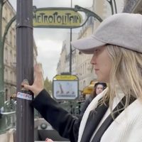 Critican a secretaria de Turismo de Puebla por pegar stickers en París (Video)