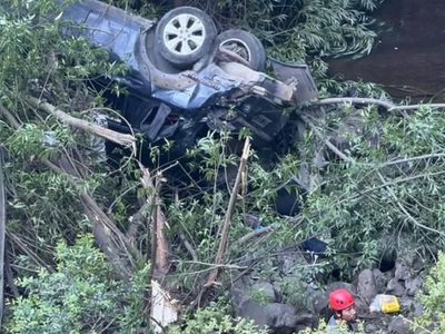 Volcó y cayó por un barranco una camioneta en la ruta a Quila Quina; una mujer muerta y otra herida