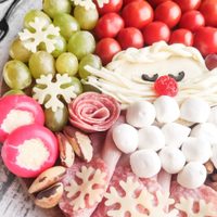 Charcuterie dulce navideña: la tabla roja y blanca que es furor esta Navidad