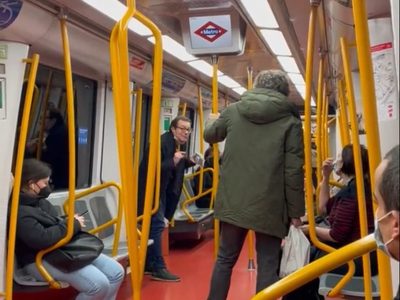 Viaja en Metro sin cubrebocas y desata discusión con los pasajeros en Madrid