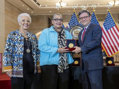 Mujeres matemáticas negras de la carrera espacial reciben el mayor honor del Congreso de EU