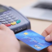 Con la baja de tasas: cuánto pueden cobrar los bancos por refinanciar las tarjetas de crédito
