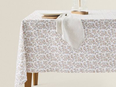 Lo que callan las lavanderías: el secreto para quitar las manchas amarillas de tus manteles blancos sin mucho esfuerzo