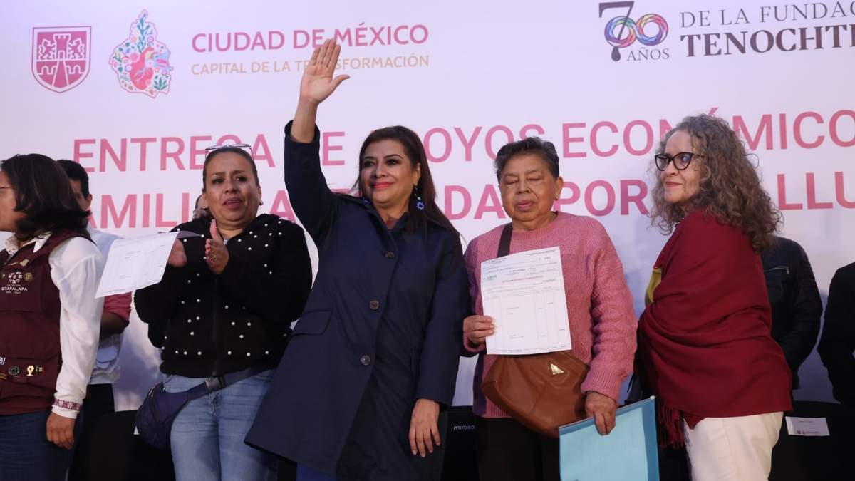 La jefa de Gobierno de la CDMX entrega apoyos económicos a familias afectadas por inundaciones en Iztapalapa