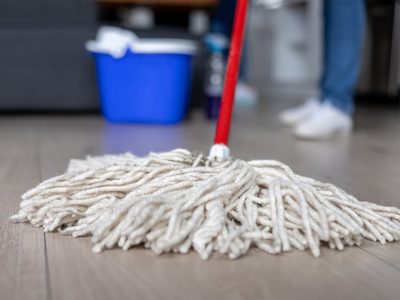Con pocos ingredientes, así podés limpiar y desinfectar tu trapeador para dejarlo como nuevo