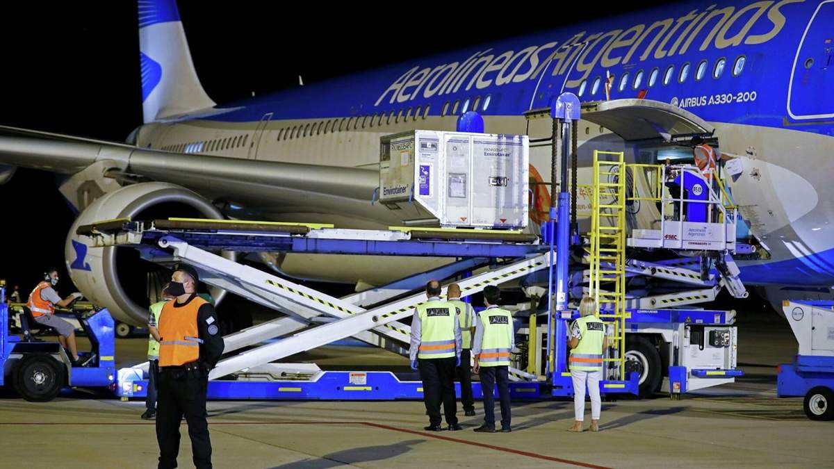 Las vacunas llegaron en un vuelo operado por Aerolíneas Argentinas. Fuente: (Twitter)