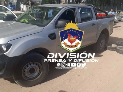 Fueron sorprendidos al intentar robar ruedas de un vehículo en el oeste capitalino