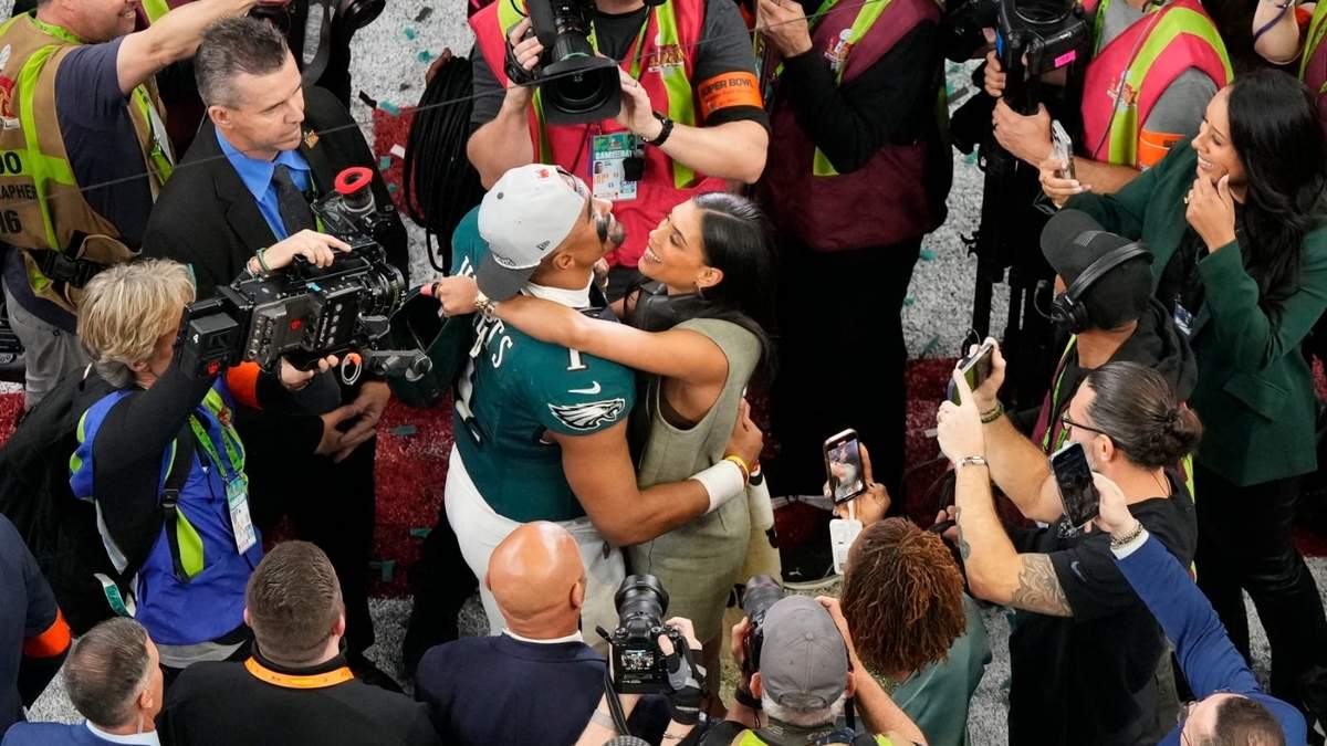 El quarterback de los Eagles de Filadelfia, Jalen Hurts (1), abraza a su pareja Bryonna Burrows después del Super Bowl 59 de la NFL, el domingo 9 de febrero de 2025, en Nueva Orleans