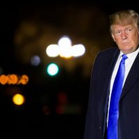 Juez prohíbe a Trump devolver a solicitantes de asilo a México