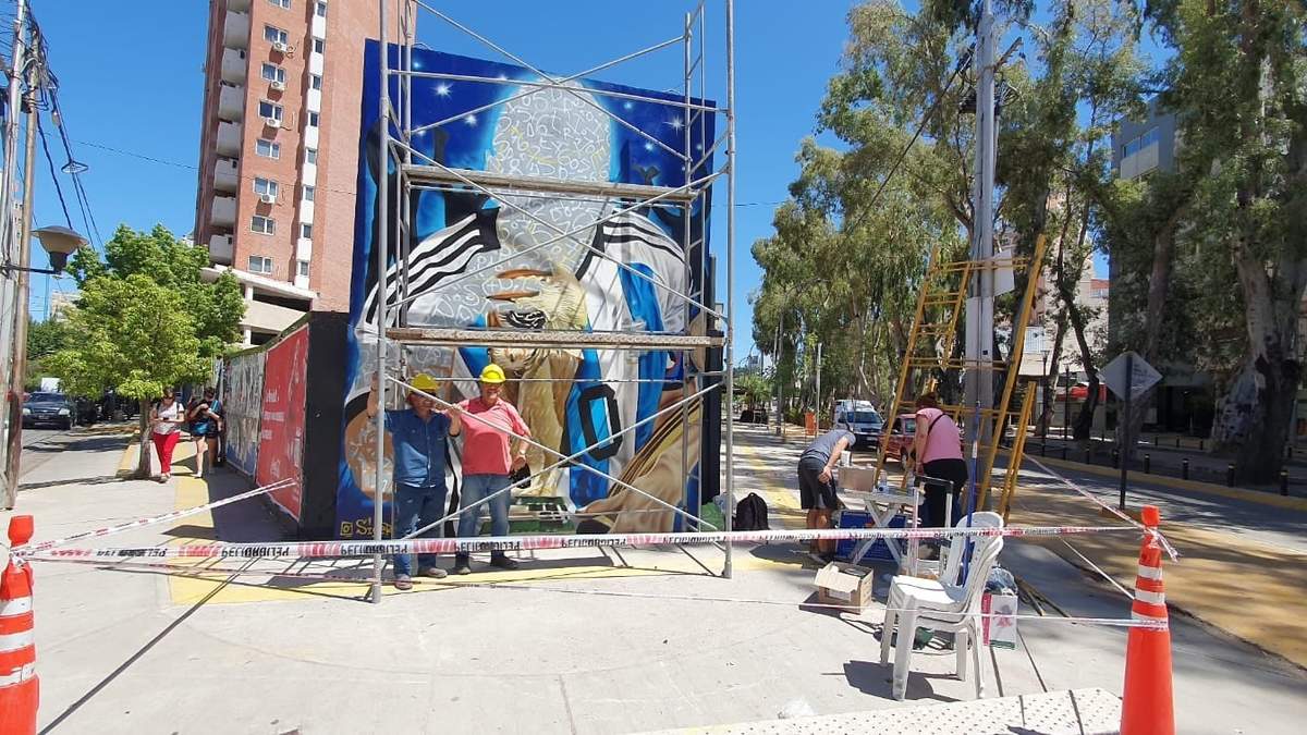 Realiza un mural de Messi en la esquina de calle Belgrano y Avenida Argentina. Fuente: (Javier Manzano)