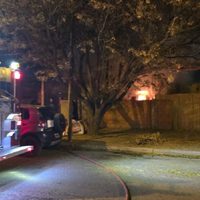 Devastador incendio de una vivienda en Centenario dejó con lo puesto a una familia