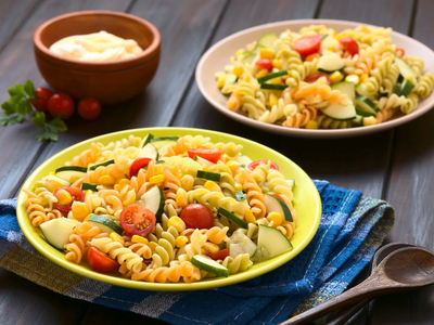 Si te sobraron fideos, revivilos y prepará la ensalada que será furor este verano: fresca y abundante