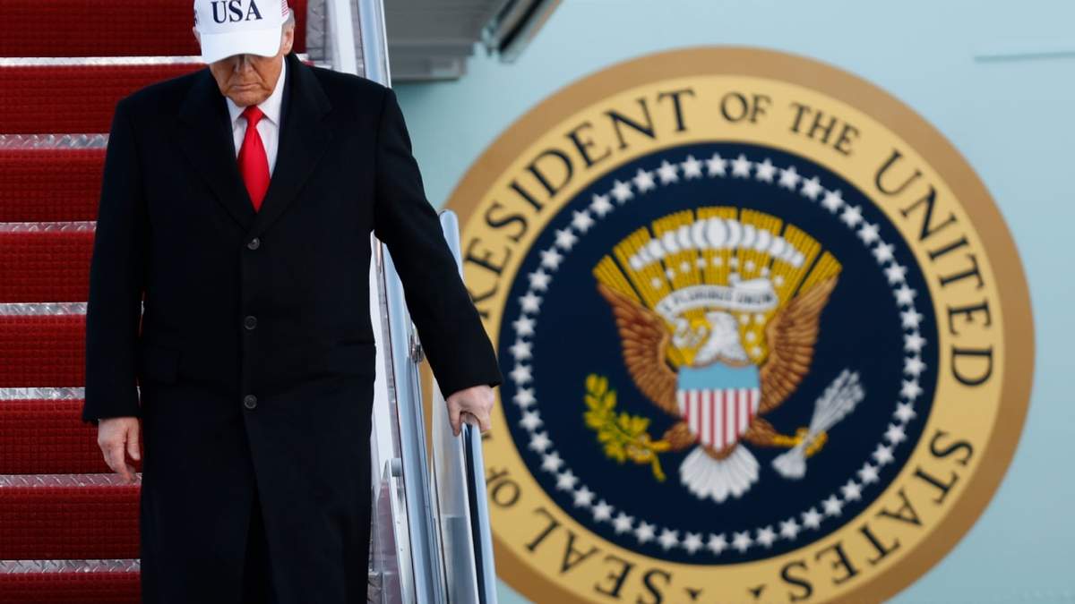 El presidente Donald Trump baja las escaleras del Air Force One a su llegada a la Base Conjunta Andrews, Maryland