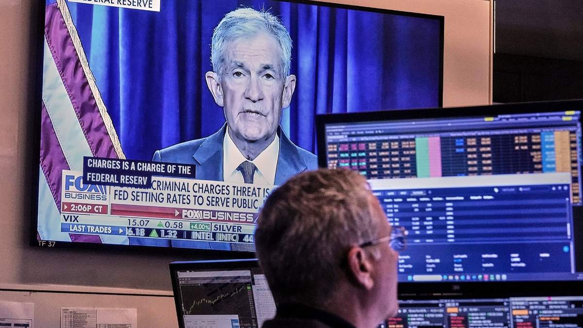 El presidente de la Reserva Federal de Estados Unidos Jerome Powell aparece en una pantalla en la sede de la Bolsa de Valores de Nueva York, el 12 de enero del 2026
