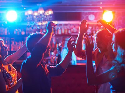 Sin horarios y hasta con más de 200 personas: así habilitaron los días festivos en esta provincia