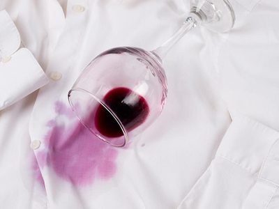 Sacar las manchas de vino tinto de tu ropa nunca fue tan fácil: el efectivo truco con 2 ingredientes
