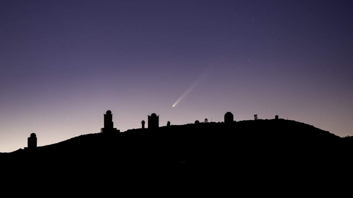 Paso del cometa C/2023 A3 (Tsuchinshan-ATLAS)