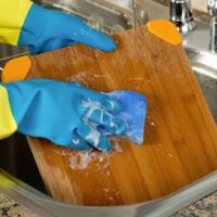 El truco viral para limpiar y desinfectar tu tabla de cocina de madera y dejarla como nueva