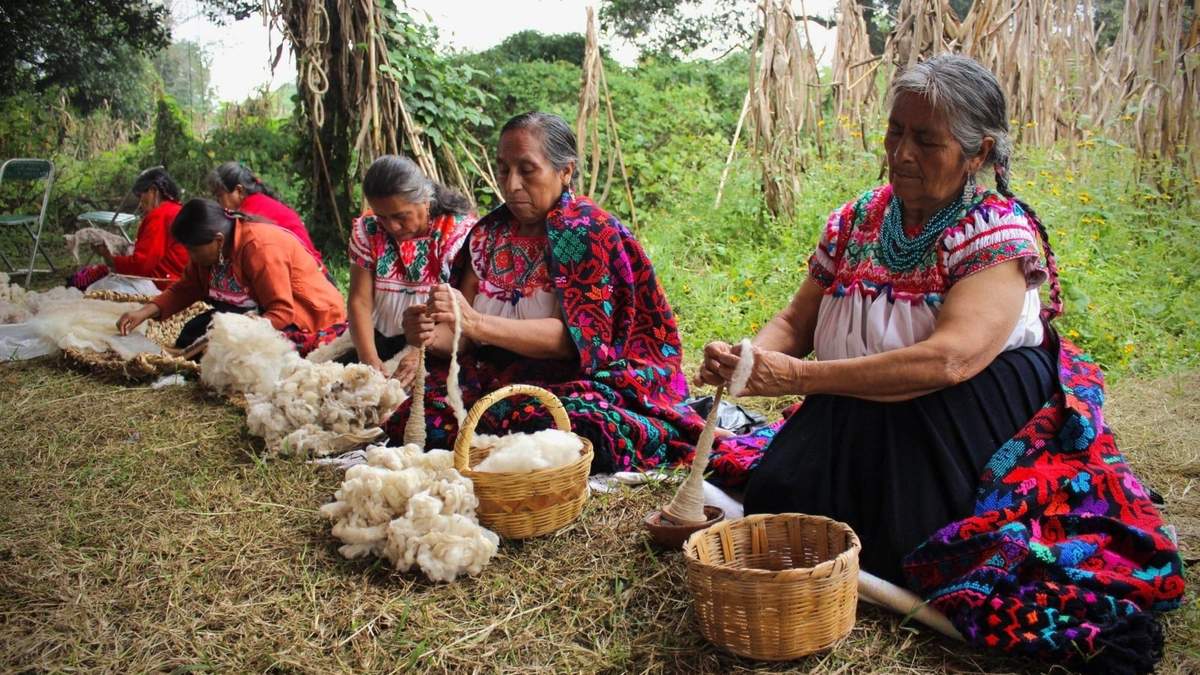 "Mujer de tierra”?(2021) de Evelyn Muñoz Marroquín)