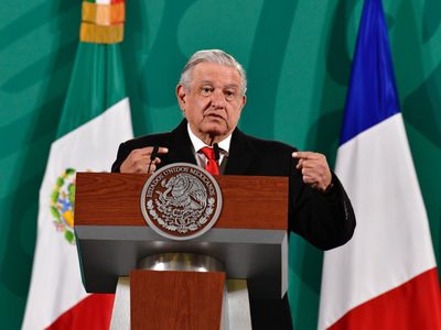 AMLO critica a Lorenzo Córdova por ser comentarista de Aristegui: "la simulación de siempre"