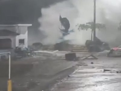 Huracán Erick derriba el monumento al Pez Vela en Puerto Escondido (Video)