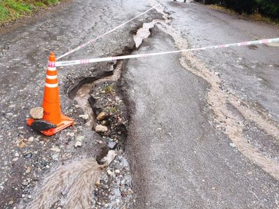 Las lluvias persistentes provocaron anegamientos y socavones en calles de Villa La Angostura