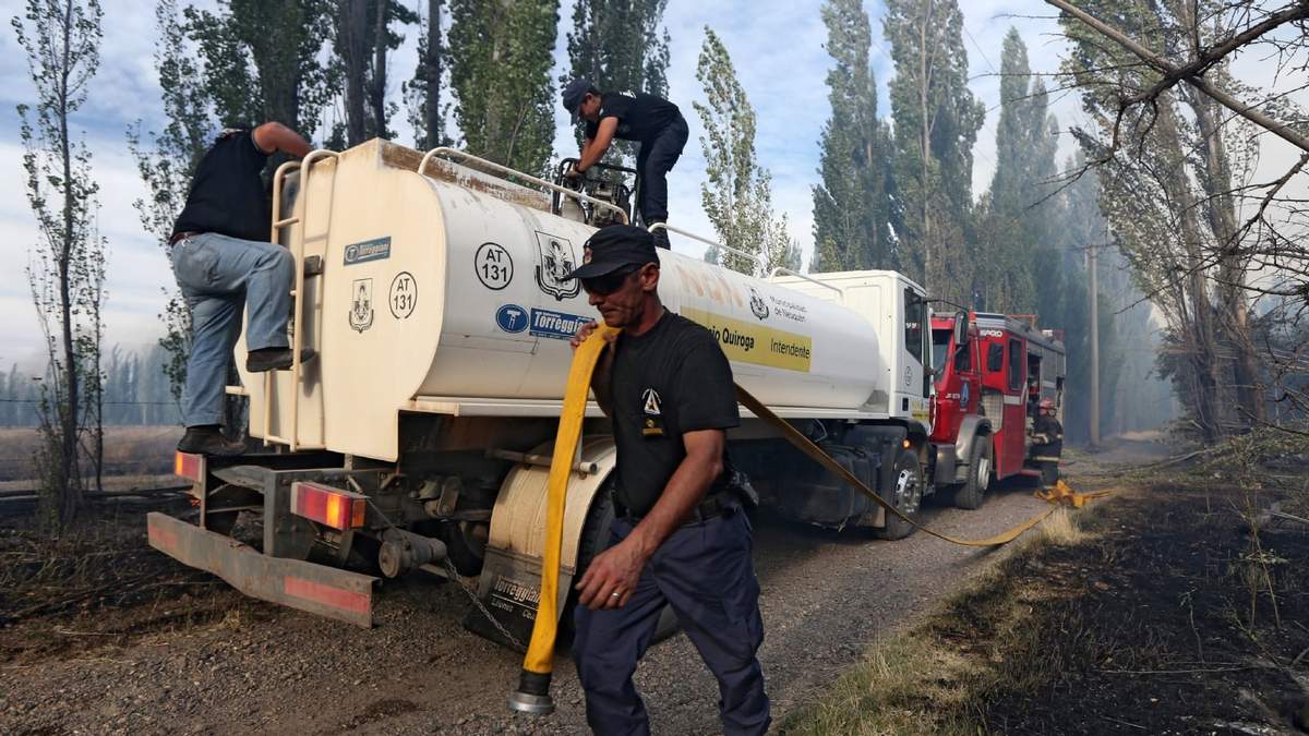 Para controlar el incendio solicitaron colaboración a los bomberos de Plottier. Fuente: (Twitter)