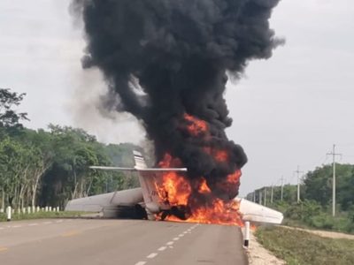 Una avioneta aterriza y se incendia sobre carretera en QR; podría estar relacionada al crimen