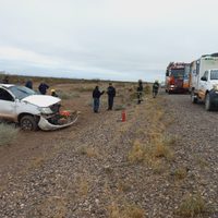 Una camioneta volcó en la Ruta 51 y dos jóvenes resultaron heridos