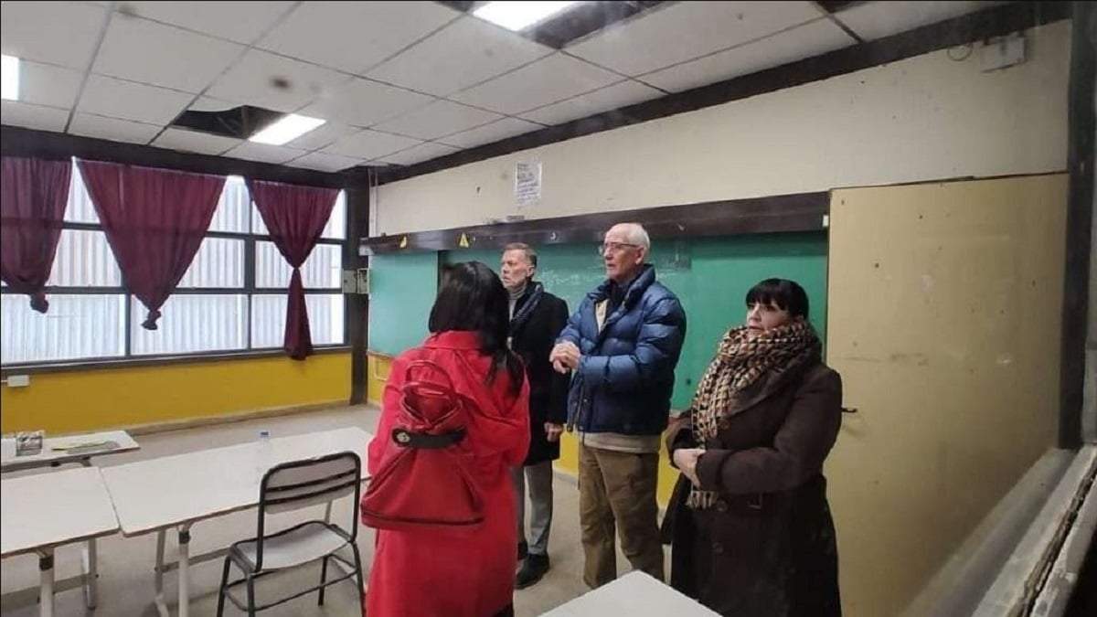 Los ministros de Infraestructura y de Educación de Neuquén junto a los representantes de los padres de la EPET. Fuente: (La Voz del Neuquén)