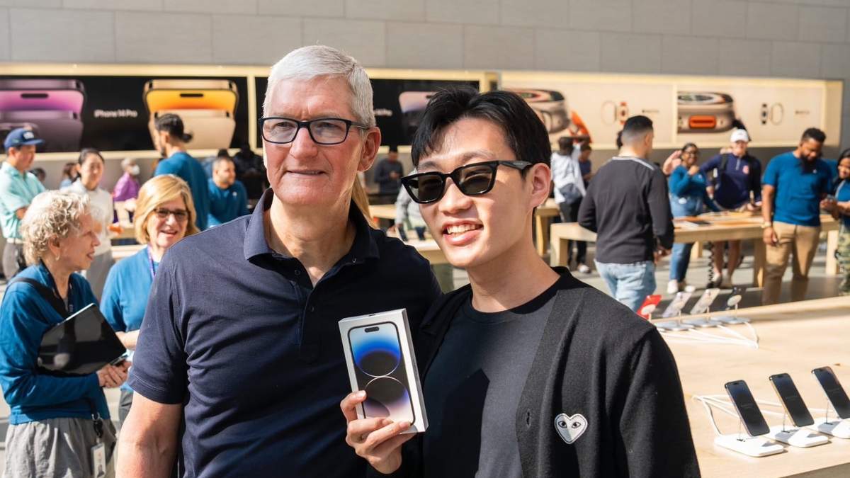 Tim Cook (izquierda), CEO de Apple