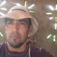 El bioconstructor de Zapala que le pone una impronta especial a los hornos de barro