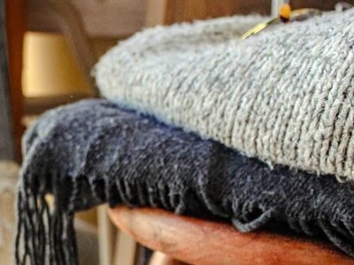No la descartes: eliminá las bolitas que se forman en tu ropa y déjala como nueva con un simple truco
