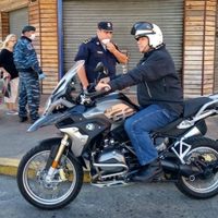 ¡Patrulló los bancos... en moto! Berni supervisó que se cumpla con el distanciamiento