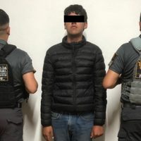 Catean casa del alcalde de Ahuazotepec, Puebla; hallan drogas, armas y detienen a su hijo
