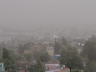 Emiten un alerta amarilla por fuertes vientos, lluvias moderadas y posibles nevadas en alta montaña