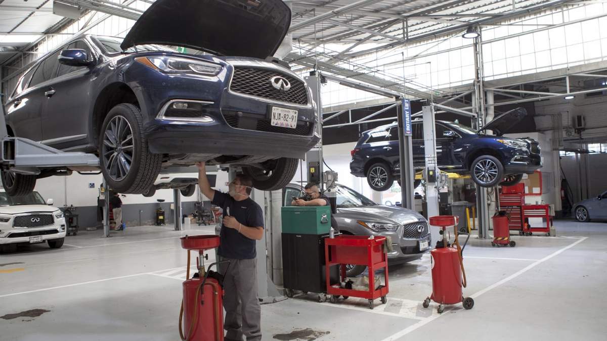 Trabajadores de una agencia automotriz
