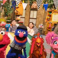 La nueva temporada de "Plaza Sésamo": Bubba Wallace, Netflix y muchas gallinas