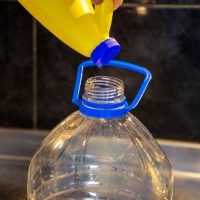 Con un frasco viejo y la manija del bidón de agua, creá este proyecto tendencia en decoración para tu casa