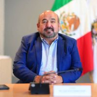 Con evasión e ironía, panista responde a reporteras por daños en Congreso de Guanajuato