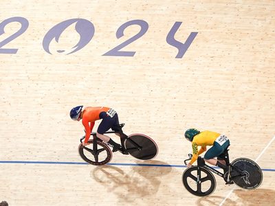 Ciclistas chocan durante prueba de velocidad en París 2024 (Video)