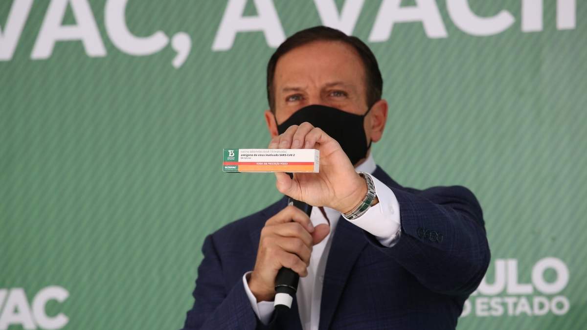 El gobernador de Sao Paulo, Joao Doria, sostiene la primera vacuna anti COVID de Brasil. Fuente: (Twitter)