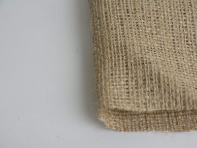 Con retazos de tela arpillera y sin máquina de coser, hacé esta linda cesta para tu cocina