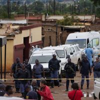 Hombres armados matan a 9 personas y hieren a 10 en un pub en Sudáfrica